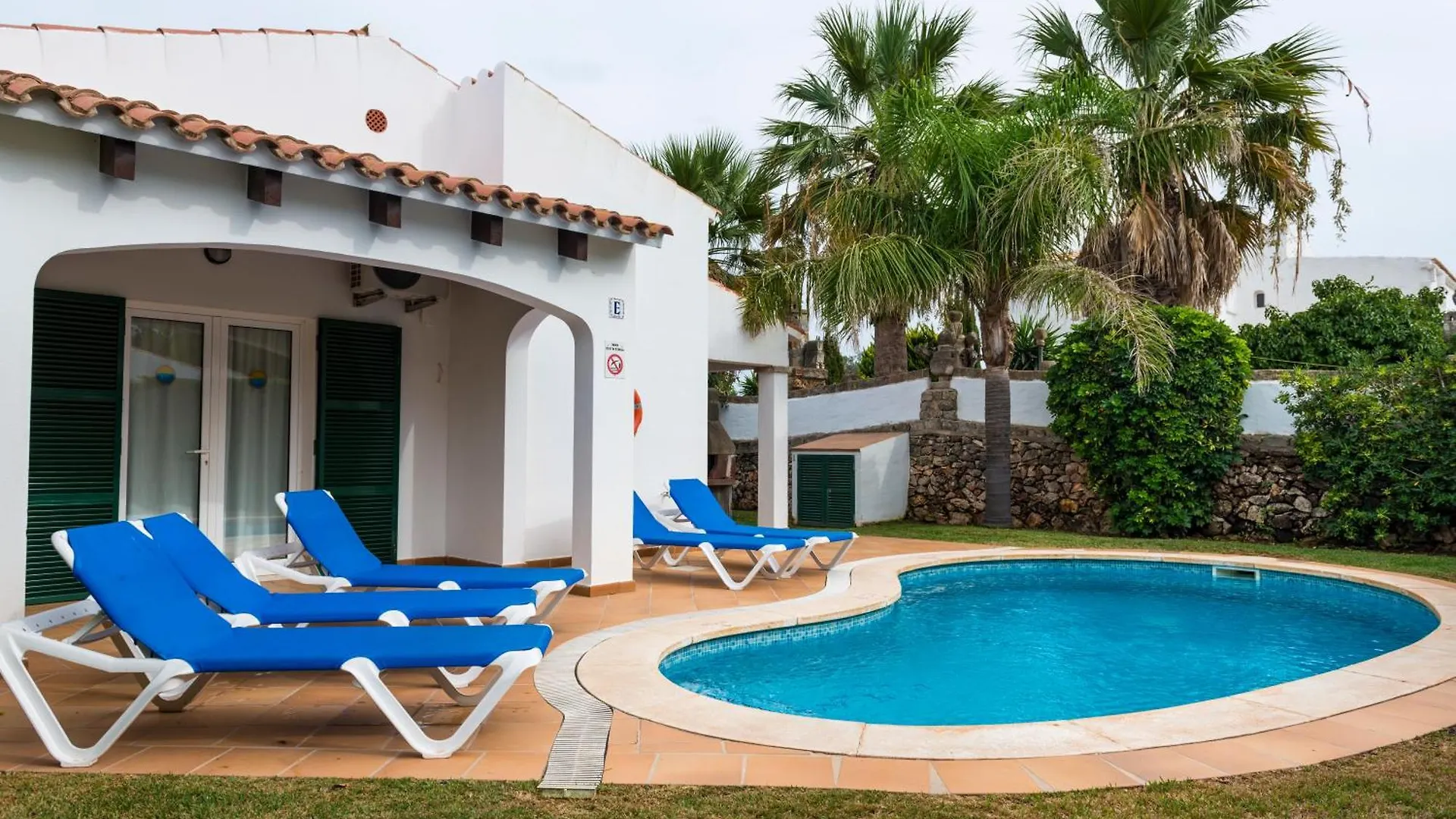 Dom wakacyjny Apartchalet Villas Elvira. Villa E Son Carrio  Hiszpania
